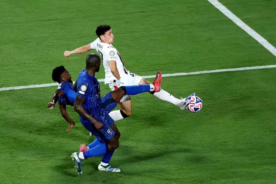 包含曼联发布备战花絮；今夜绝杀压哨；亚冠任务艰巨；临场指挥获称赞的词条