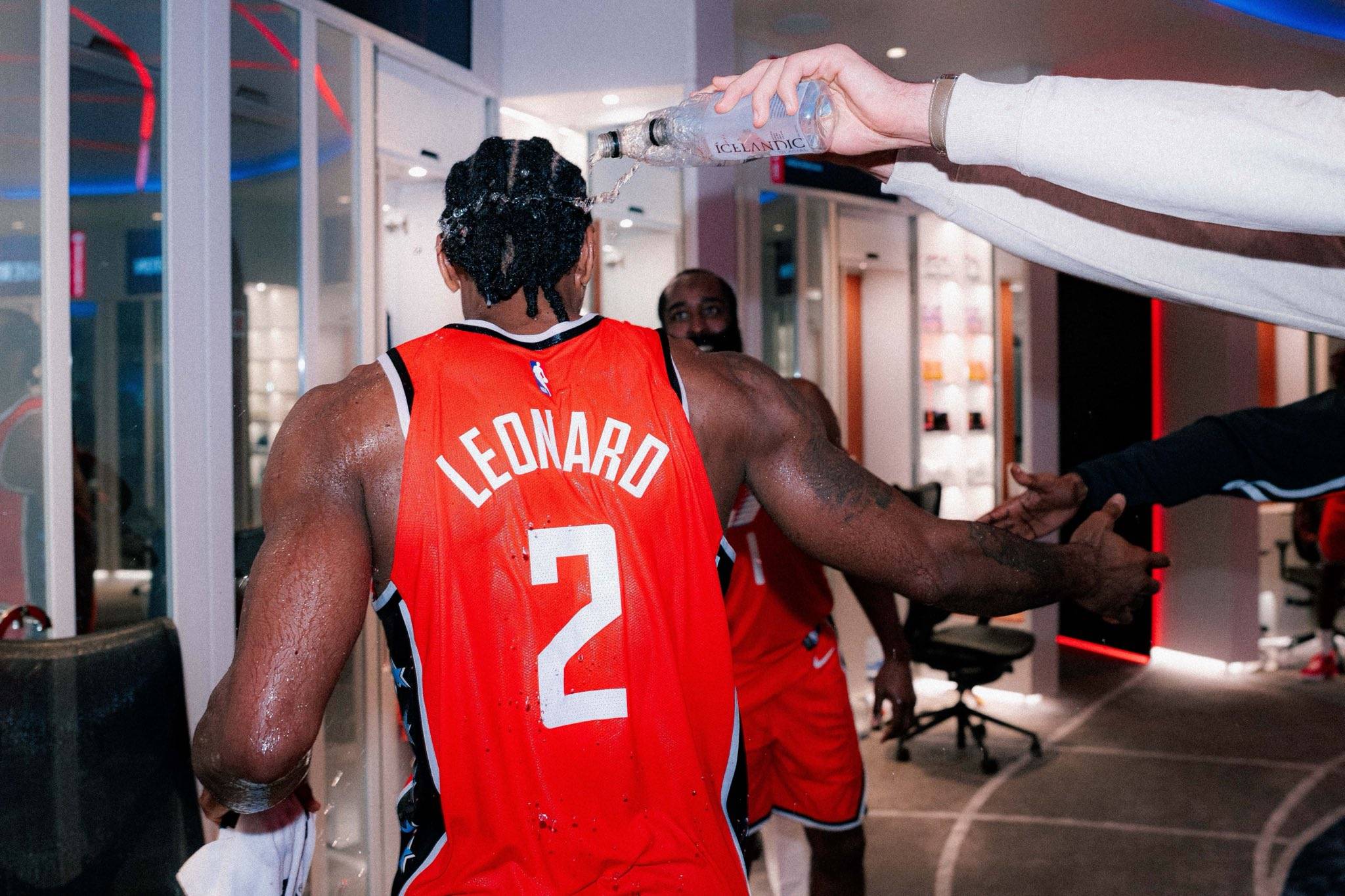 包含华盛顿奇才训练开放日，集结日刷新队史纪录引欢呼，NBA季后赛在即，更衣室氛围转暖的词条